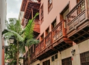 In einer Seitenstraße gibt es an den Häusern die typischen kanarischen Balkone zu sehen.