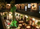 Blick in den Innenhof des Rincon del Puerto an der Westseite der Plaza: Hier gibt es diverse Restaurants und eine chillige Cocktail-Bar.