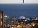 Ein Paraglider vor malerischer Kulisse.