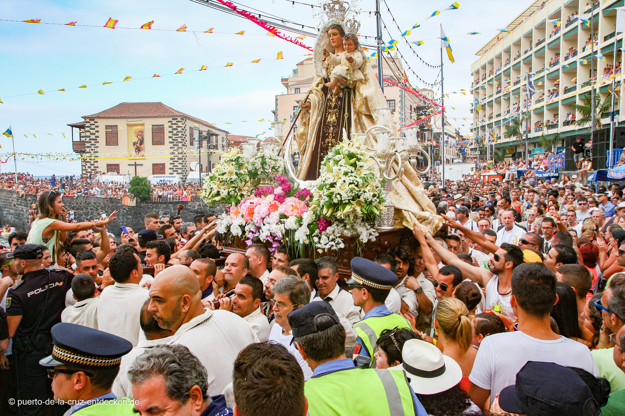 Zehntausende Menschen erwarten die Prozession mit der Jungfrau Carmen und dem Heiligen San Telmo am Hafen.