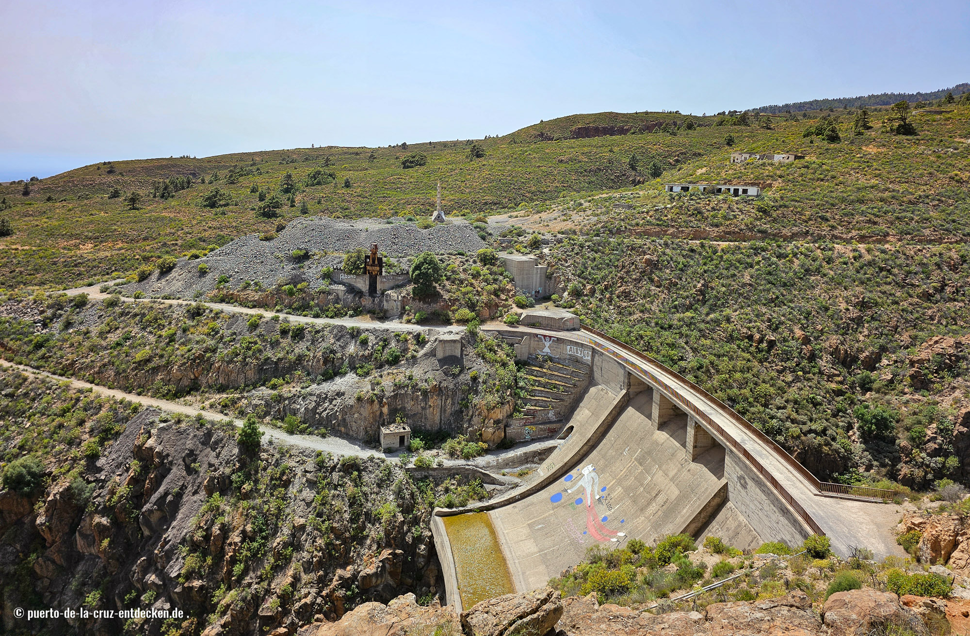Blick auf die Staumauer und einen Teil der Schlucht von El Río.