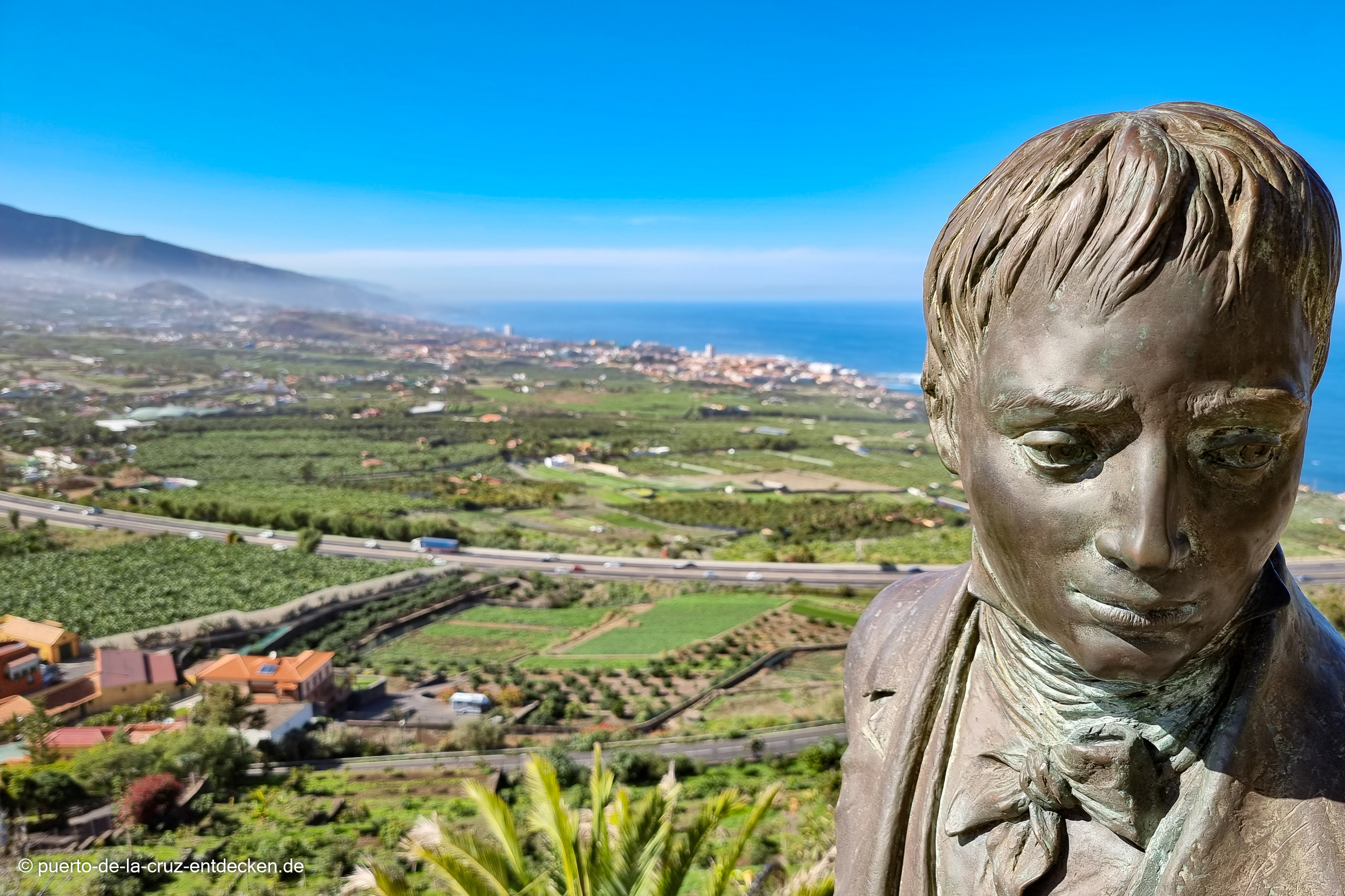 Den Aussichtspunkt ziert eine Skulptur des Namensgebers Alexander von Humboldt.