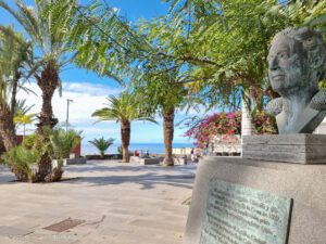 Eine Büste von Agatha Christie erinnert an den Besuch der Autorin in Puerto de la Cruz.