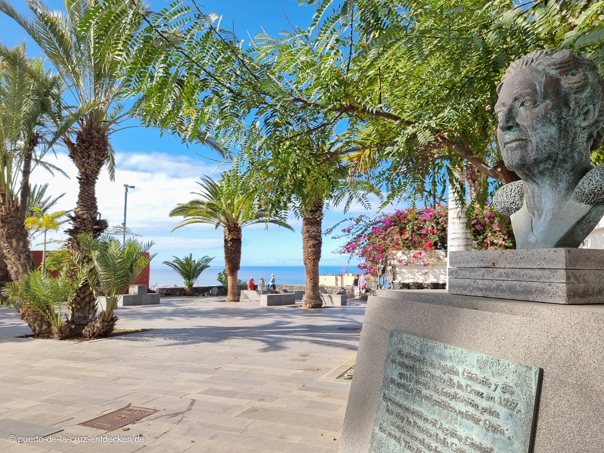 Eine Büste erinnert am Mirador La Paz an den Aufenthalt der Schriftstellerin in Puerto.