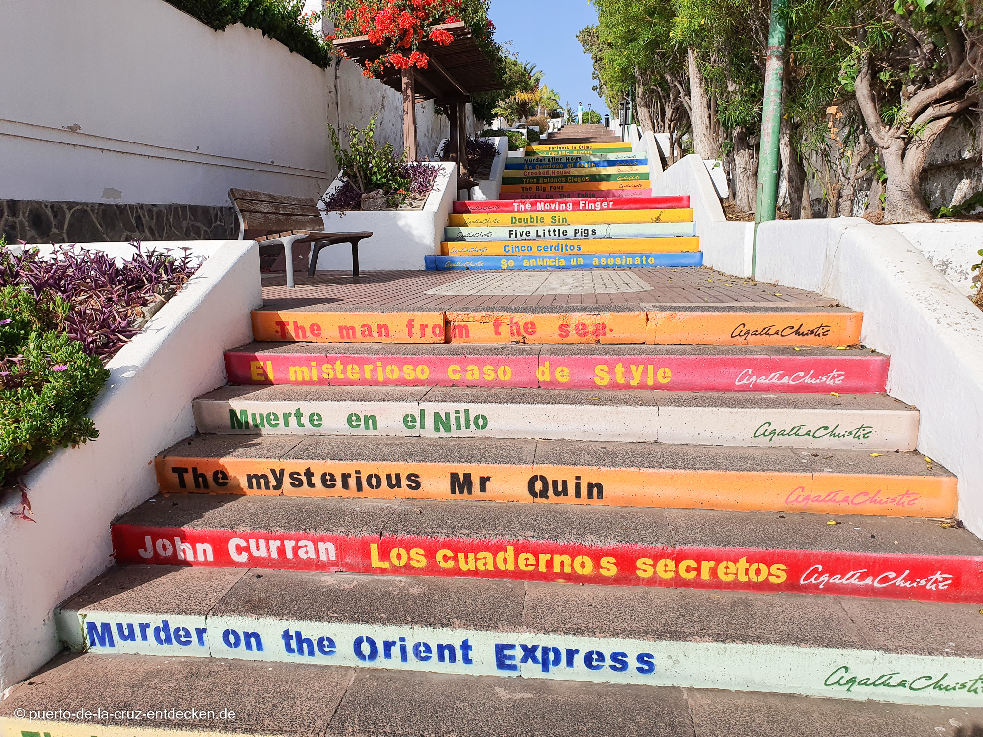 Die Treppenstufen am Camino San Amaro sind mit Romantiteln Agatha Christies verziert.