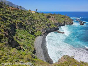 Über Treppen und Brücken gelang man zur Playa de Castro.