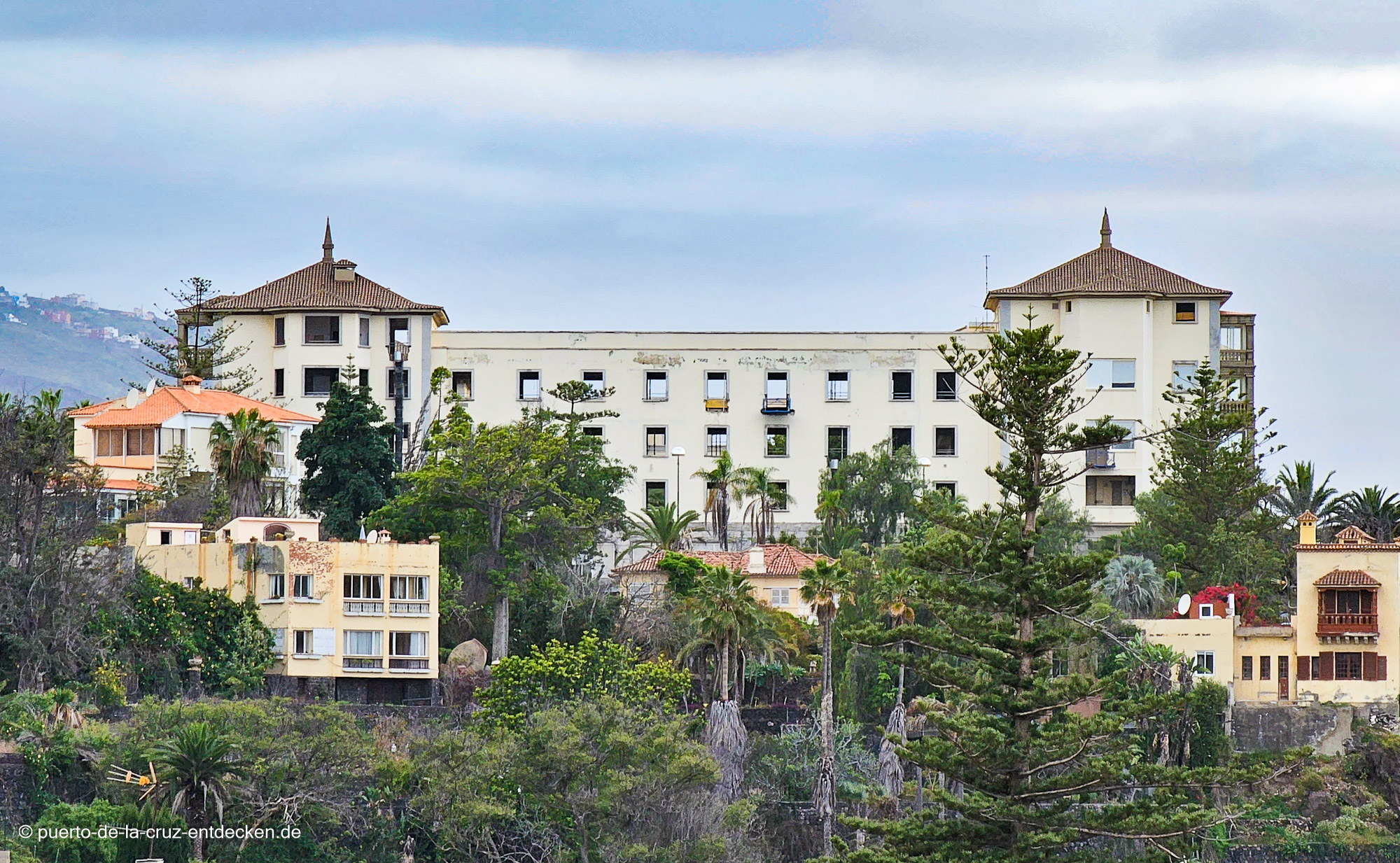 Das jahrzehntelang leerstehende Hotel Taoro wird aktuell saniert soll 2024 neu eröffnen (Foto aus dem April 2023).