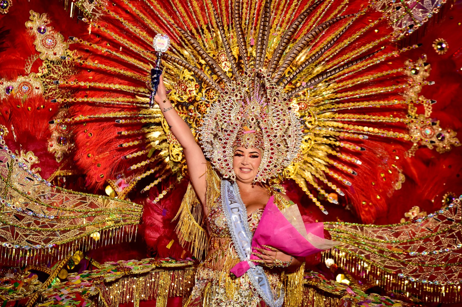 Kostüme wie in Rio: Jedes Jahr wird bei einem spektakulären Festakt die Karnevalskönigin gekürt. Foto: Ayuntamiento de Puerto de la Cruz