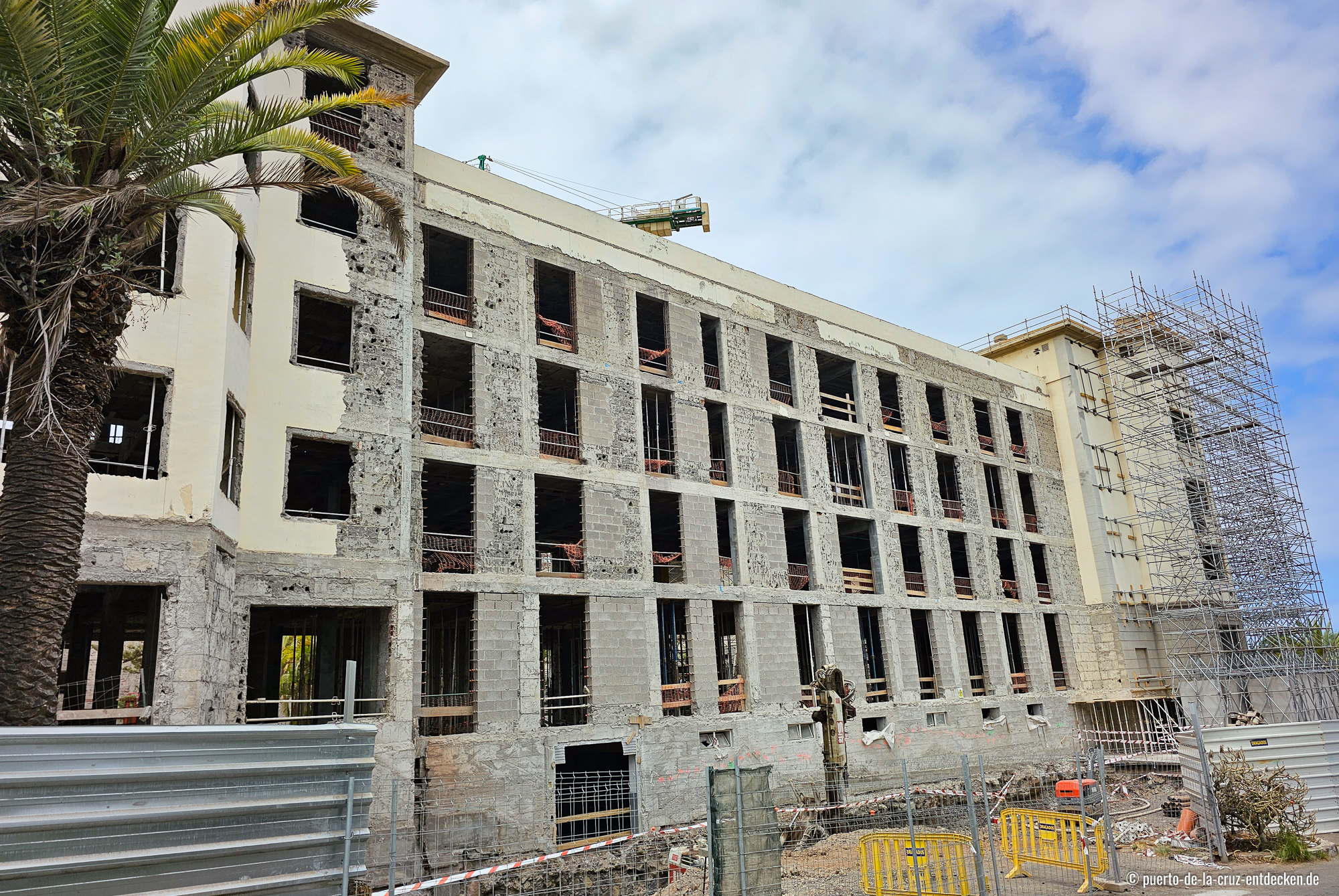 Das jahrzehntelang leerstehende Hotel Taoro wird aktuell saniert soll Ende 2024 neu eröffnen (Foto aus dem August 2023).